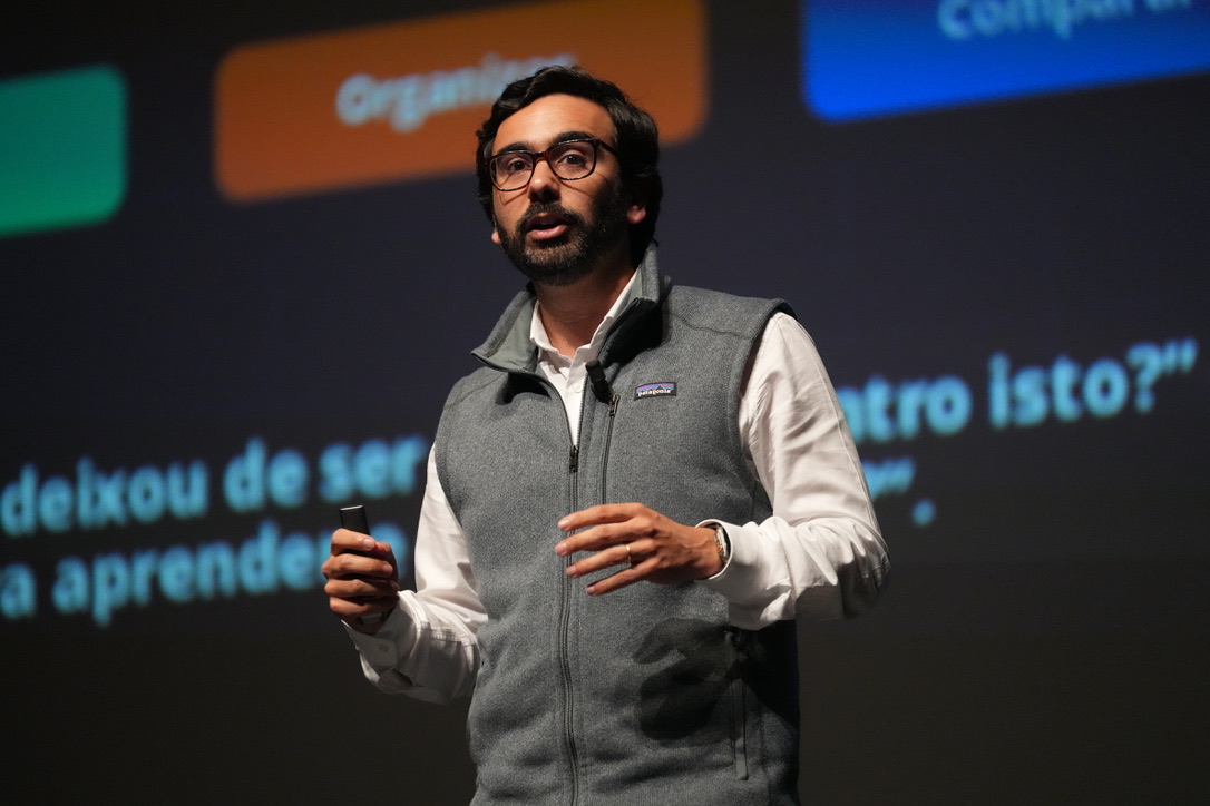 Miguel Bello a falar em palco